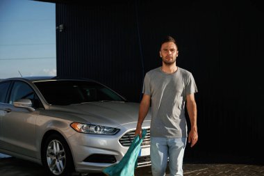 Cephe manzarası, iş bitti, parlatıldı. Adam dışarıda arabasıyla bekliyor..