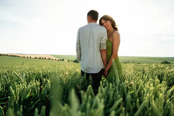 Güneşin altında, birbirimizin keyfini çıkarıyoruz. Çiftler tarlada beraberler..