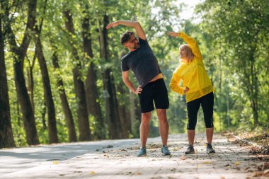 Neşeli, sabah koşusu kavramı, spor. Doğada üst düzey çiftler birlikte..
