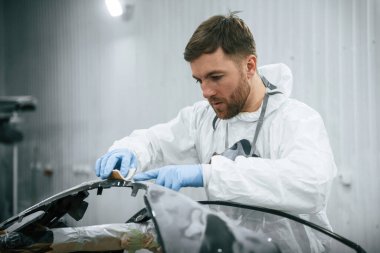 Tamamlanmamış kısım. Tamirci garajda arabanın leşi ile çalışıyor..