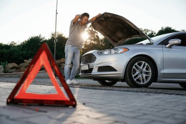Ne yazık ki, nakliye aracı bozuldu, kırmızı işaret. Adam dışarıda arabasıyla bekliyor..