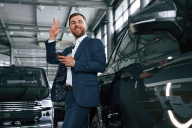 Barış jesti. Bir iş adamı araba galerisinde..