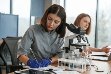 İki kadın doktor içeride birlikte çalışıyorlar..