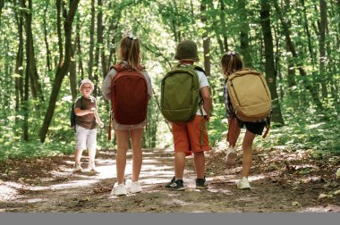 Keşfe çıkmak için uzun bir yol. Çocuklar yazın gündüz vakti ormanda..