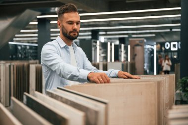 Banyo fayansları. Adam hırdavatçıda..