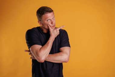 Fotokopi alanının kenarına bakmak zor iş. Adam stüdyoda arka plana karşı..