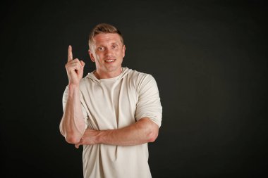 Bir fikrim var, zeki çocuk. Adam stüdyoda arka plana karşı..