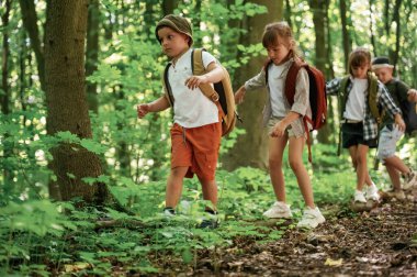 Macera zamanı. Çocuklar yazın gündüz vakti ormanda..