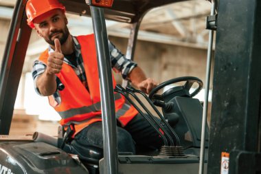 Forklift sürüyorum. Ahşap depoda sanayi işçisi..