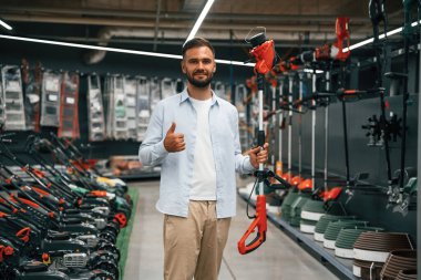 Mallar, bir sürü alet. Adam hırdavatçıda..