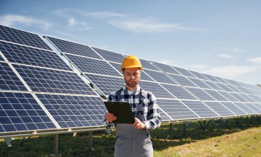 Gündüz vakti fotovoltaik güneş panelleri olan bir mühendis..