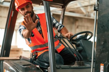 Forklift sürüyorum. Ahşap depoda sanayi işçisi..