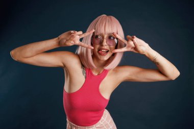 Mutlu eller ve parmaklar, sevimli pembe saçlar. Güzel genç bayan arka plana karşı..