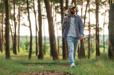İleriye doğru yürüyorum. Yakışıklı adam akustik gitarla ormanda..