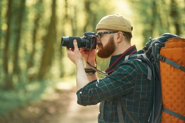 Profesyonel fotoğrafçı. Sakallı adam gündüz vakti ormandadır..