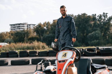 Aracın yanından geçiyordum. Erkekler açık havada, kart yarışı gebeliği..