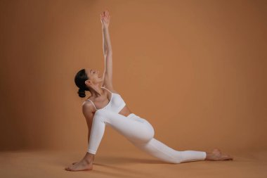 Esneme egzersizleri yapıyorum. Güzel fitness kadını stüdyoda..