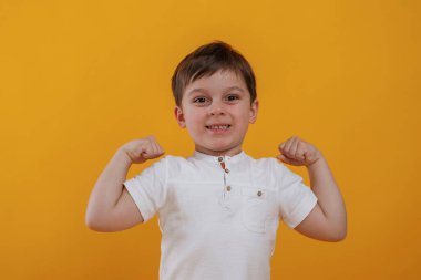 Ön manzara. Küçük çocuk sarı arka planda stüdyoda..