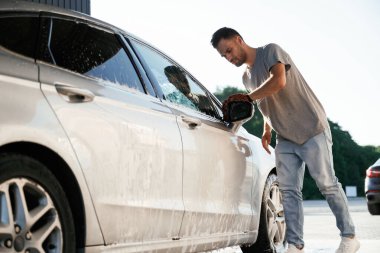 Kusursuz cilalama süreci. Adam dışarıda arabasıyla bekliyor..