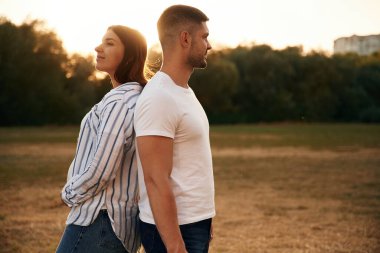 Güzel çift birbirine aşık, sahada birlikte duruyorlar..