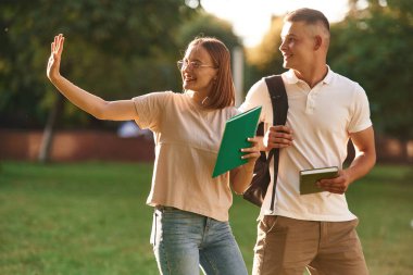 İki öğrenci dışarıda birlikteler..