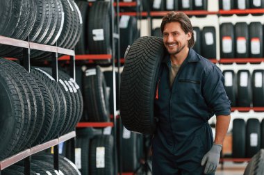 Lastiği hareket ettiriyorum. Lastik tamir servisinde adam var..