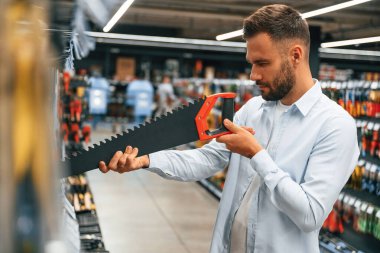 Aletleri arıyorum. Adam hırdavatçıda..