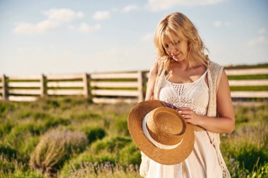 Genç kadın çiftlikte..