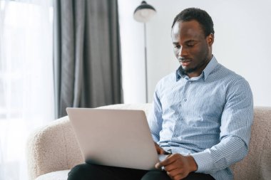 Freelancer evde dizüstü bilgisayarla çalışıyor..