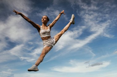 Gökyüzüne karşı özgürlük kavramı. Genç sıska kadın dışarıda..