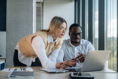 Sohbet ediyorduk. Ofiste iki iş adamı birlikte çalışıyor..