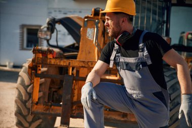 Adam traktörle birlikte. Tarım işçisi.