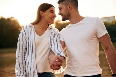 Güzel çift birbirine aşık, sahada birlikte duruyorlar..