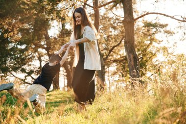Eğleniyorum. Anne ve oğlu ormanda beraberler..