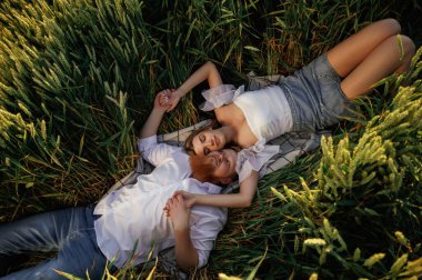 Üst manzara, uzanmak. Güzel bir çift yeşil tarlada birlikte..