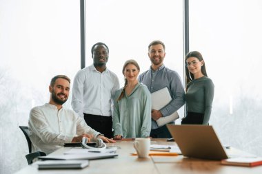 Kameraya poz veriyorum. Ofis çalışanlarından oluşan ekip içeride bir arada..