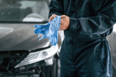 Mavi eldiven giyen tamircinin yakın görüntüsü. Çalışmaya hazır.