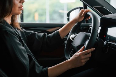 Test sürüşü kavramı. Güzel iş kadını yeni arabasında..