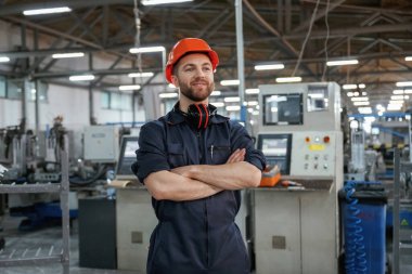 Ön manzara. Fabrika işçisi kasketli bir şekilde içeride..