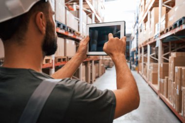 Uzayı kopyala, dijital tableti tut. Foreman depoda, kargo dağıtım işinde..