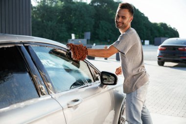 Nakliye aracı temizleniyor. Çamaşır servisi. Adam dışarıda arabasıyla bekliyor..