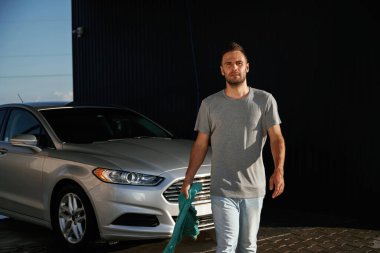 Cephe manzarası, iş bitti, parlatıldı. Adam dışarıda arabasıyla bekliyor..