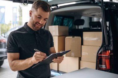 Not defterindeki veriler. Teslimatçı ya da yükleyici arabanın yanında. 