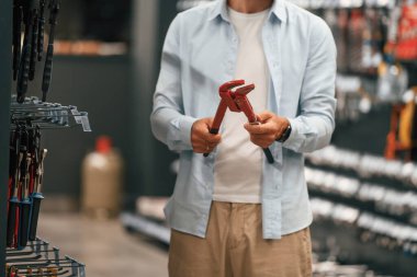 Kaliteli anahtar, tutuyor. Adam hırdavatçıda..