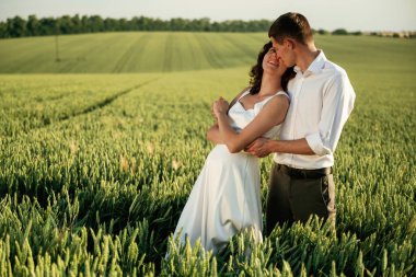 Resmi düğün kıyafetleriyle. Çiftler tarlada beraberler..