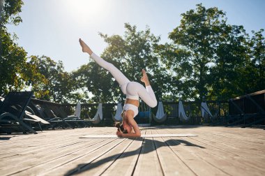 Yoga egzersizleri yapıyorum. Spor elbiseli genç bayan dışarıda..