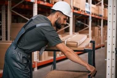 Nakliye dağıtım işi kavramı. Foreman depoda..