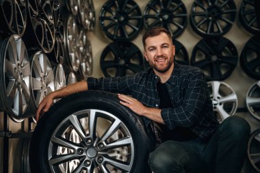 Lastikler, tekerlekler. Erkek işçi bakım istasyonudur..