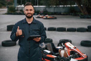 Dijital tablet, kalite kontrol. Erkekler açık havada, kart yarışı gebeliği..