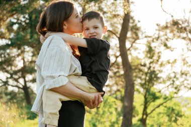 Birbirinize sarılın. Anne ve oğlu ormanda beraberler..